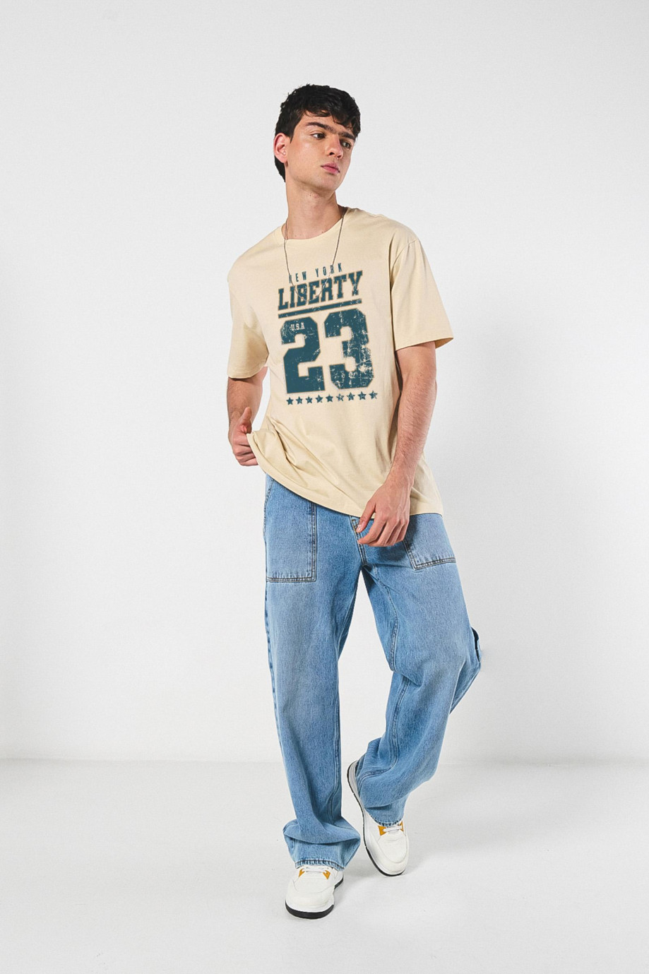 Camiseta oversize manga corta con diseño college unicolor
