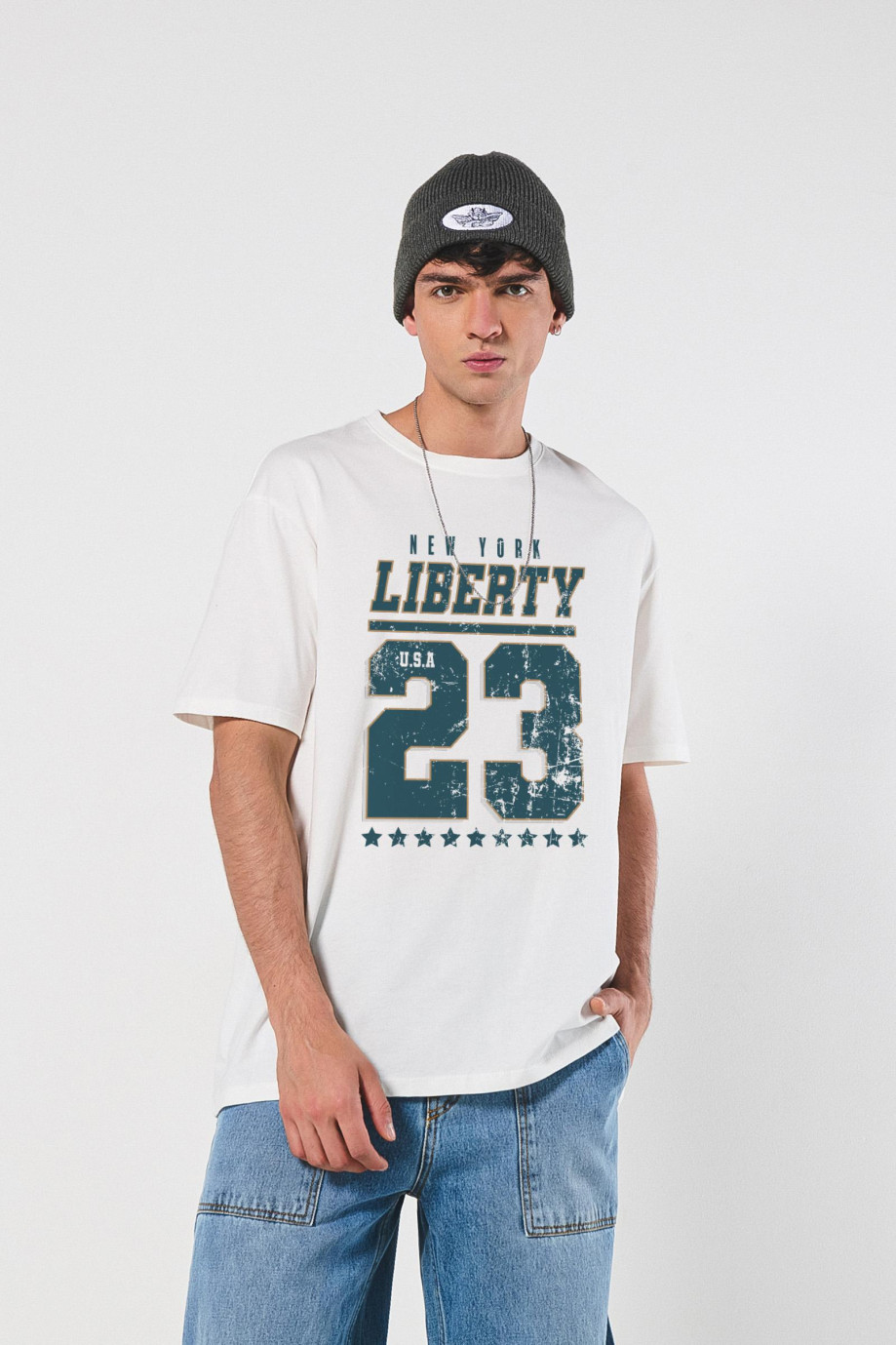 Camiseta oversize manga corta con diseño college unicolor