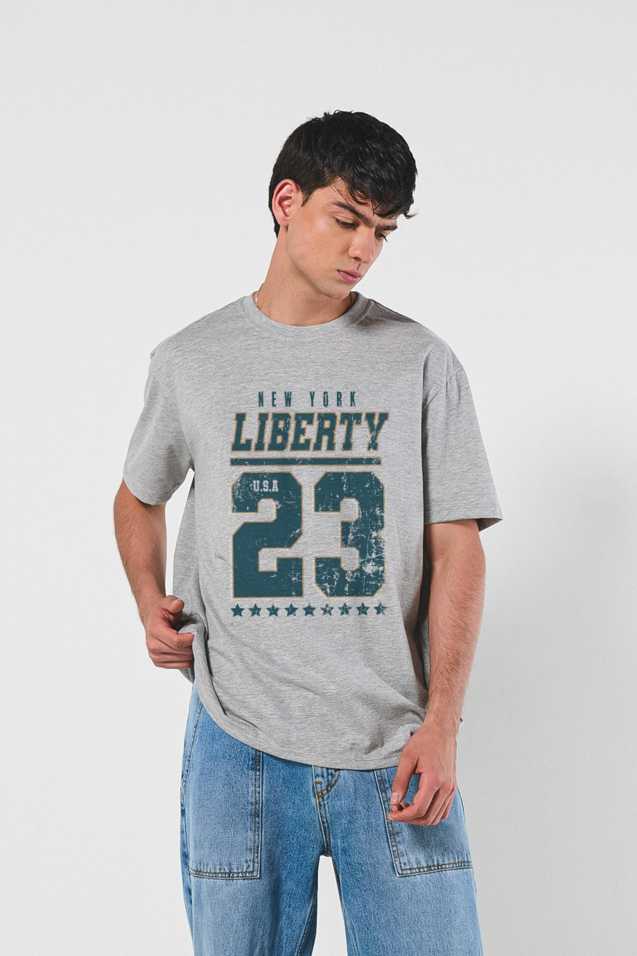 Camiseta oversize manga corta con diseño college unicolor