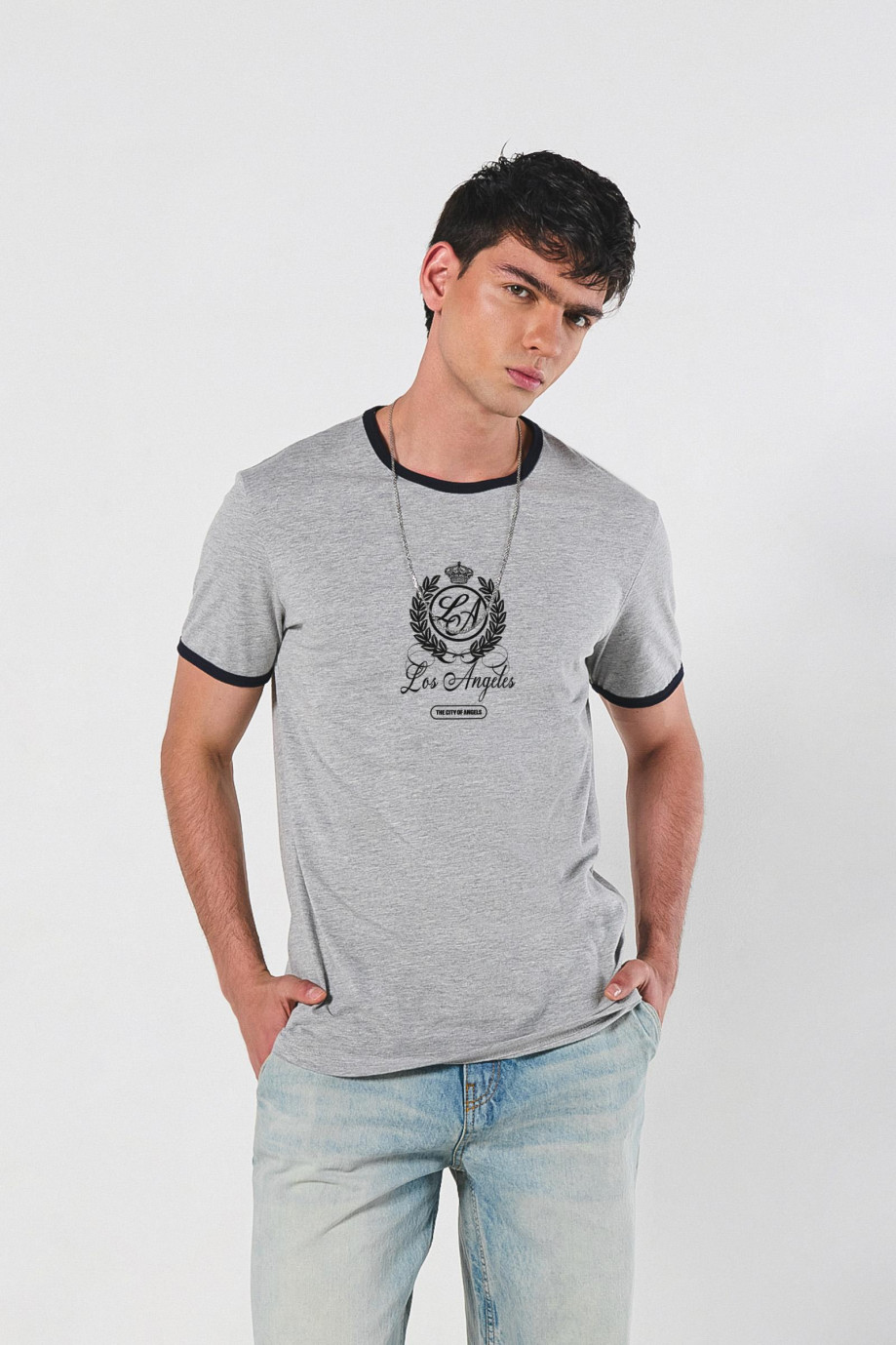 Camiseta unicolor con contrastes y manga corta college