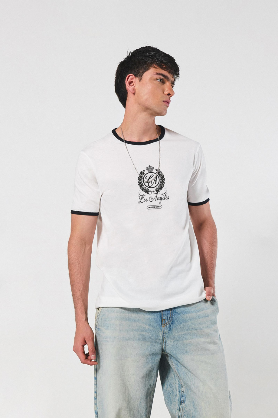 Camiseta unicolor con contrastes y manga corta college