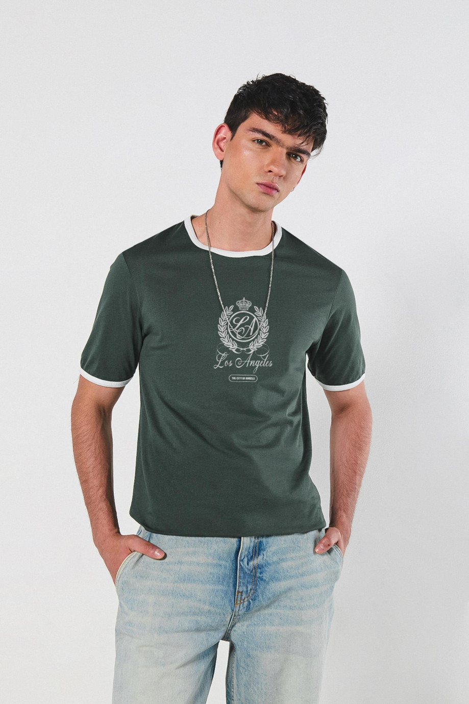 Camiseta unicolor con contrastes y manga corta college