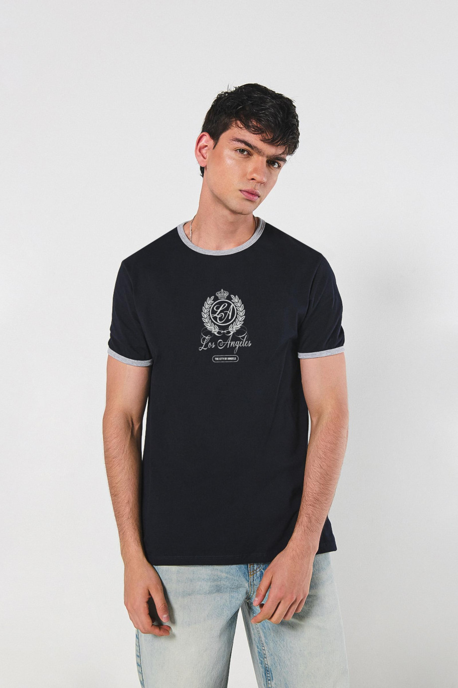 Camiseta unicolor con contrastes y manga corta college