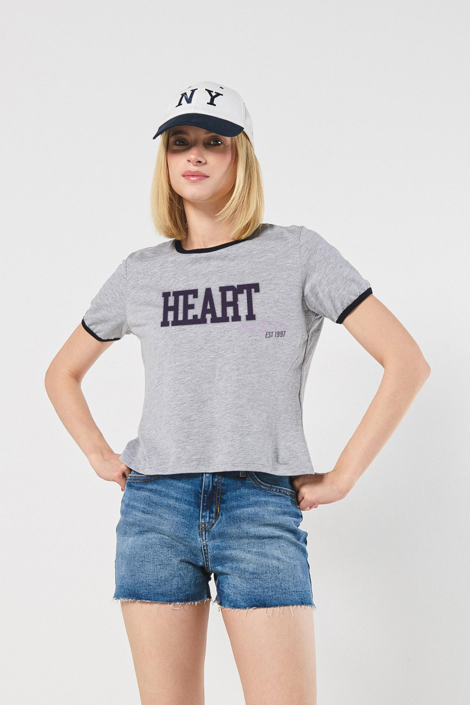 Camiseta manga corta con texto college en frente unicolor