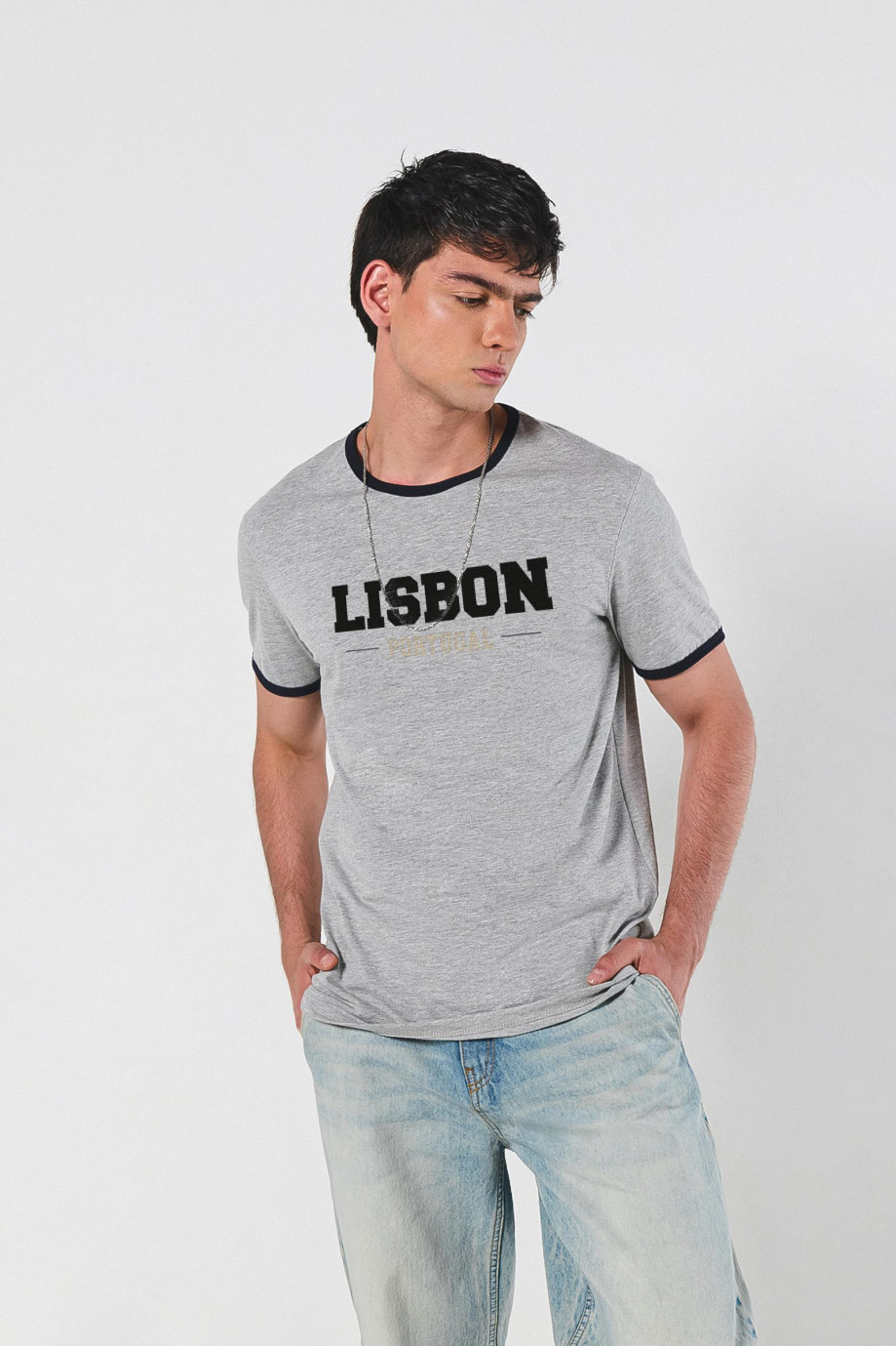 Camiseta con contrastes, arte college unicolor y manga corta