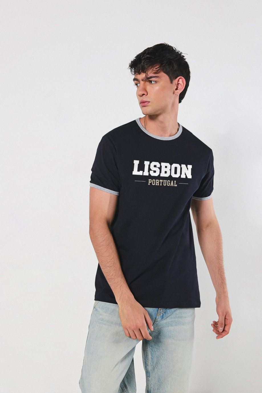 Camiseta con contrastes, arte college unicolor y manga corta