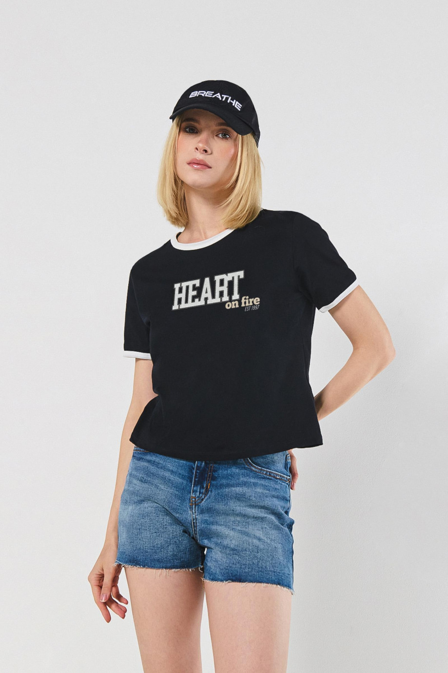 Camiseta manga corta con texto college en frente unicolor