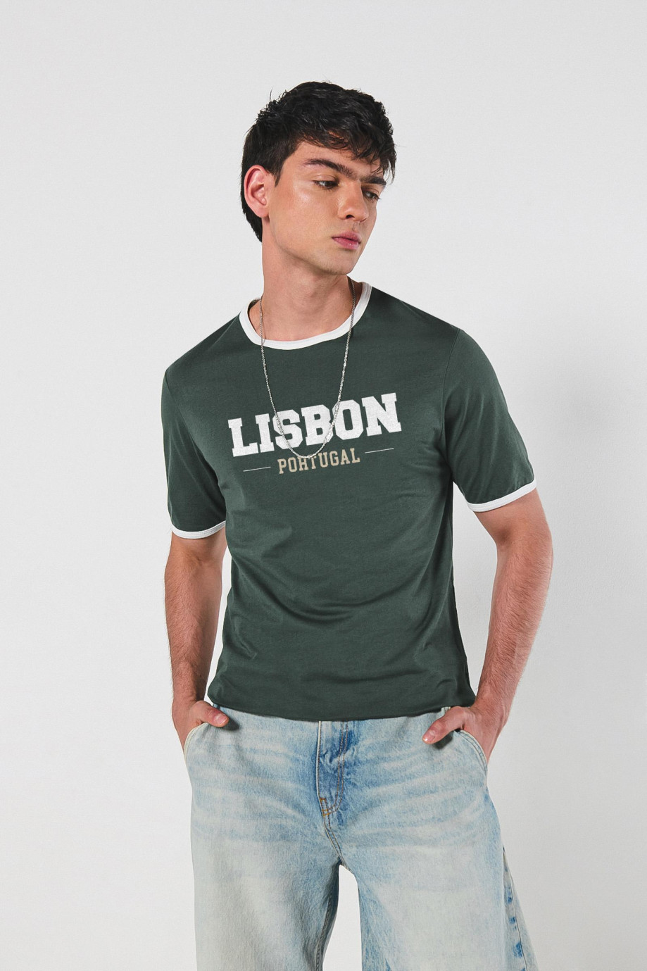 Camiseta con contrastes, arte college unicolor y manga corta