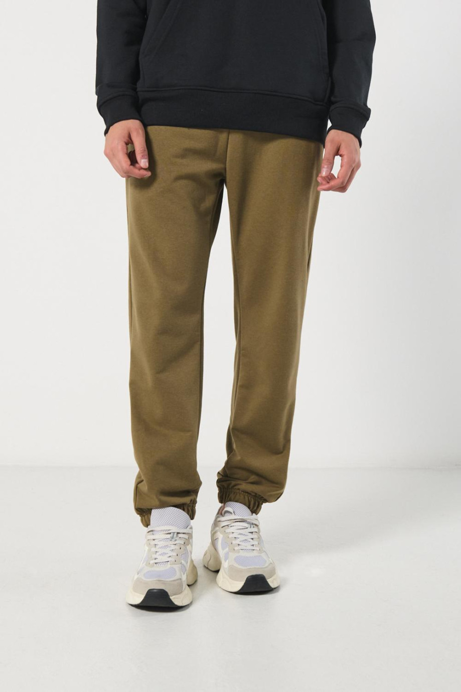 Pantalón jogger unicolor con elástico en bota y bolsillos