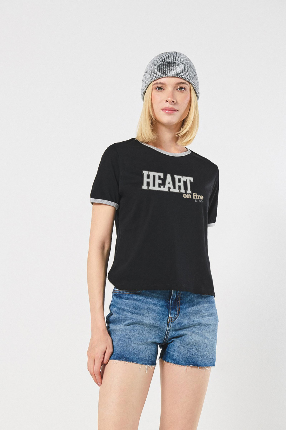 Camiseta manga corta con texto college en frente unicolor