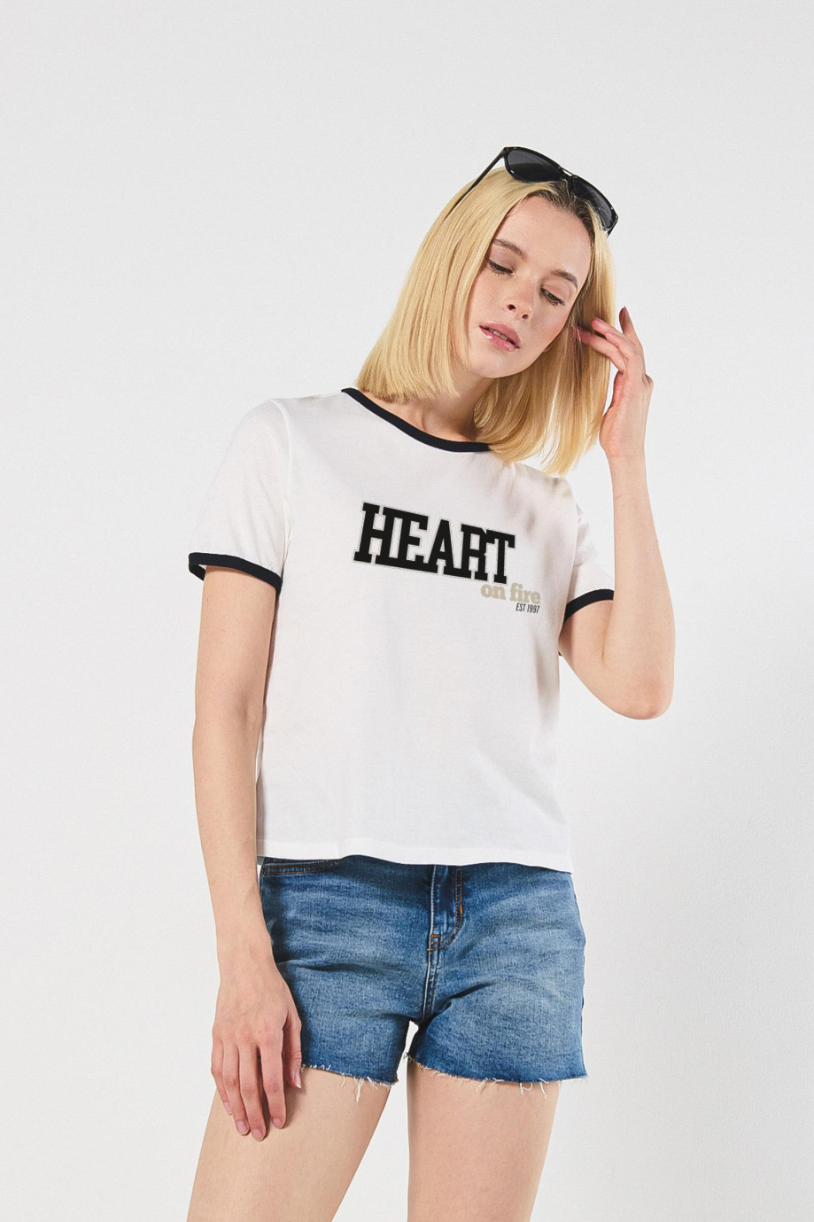 Camiseta manga corta con texto college en frente unicolor