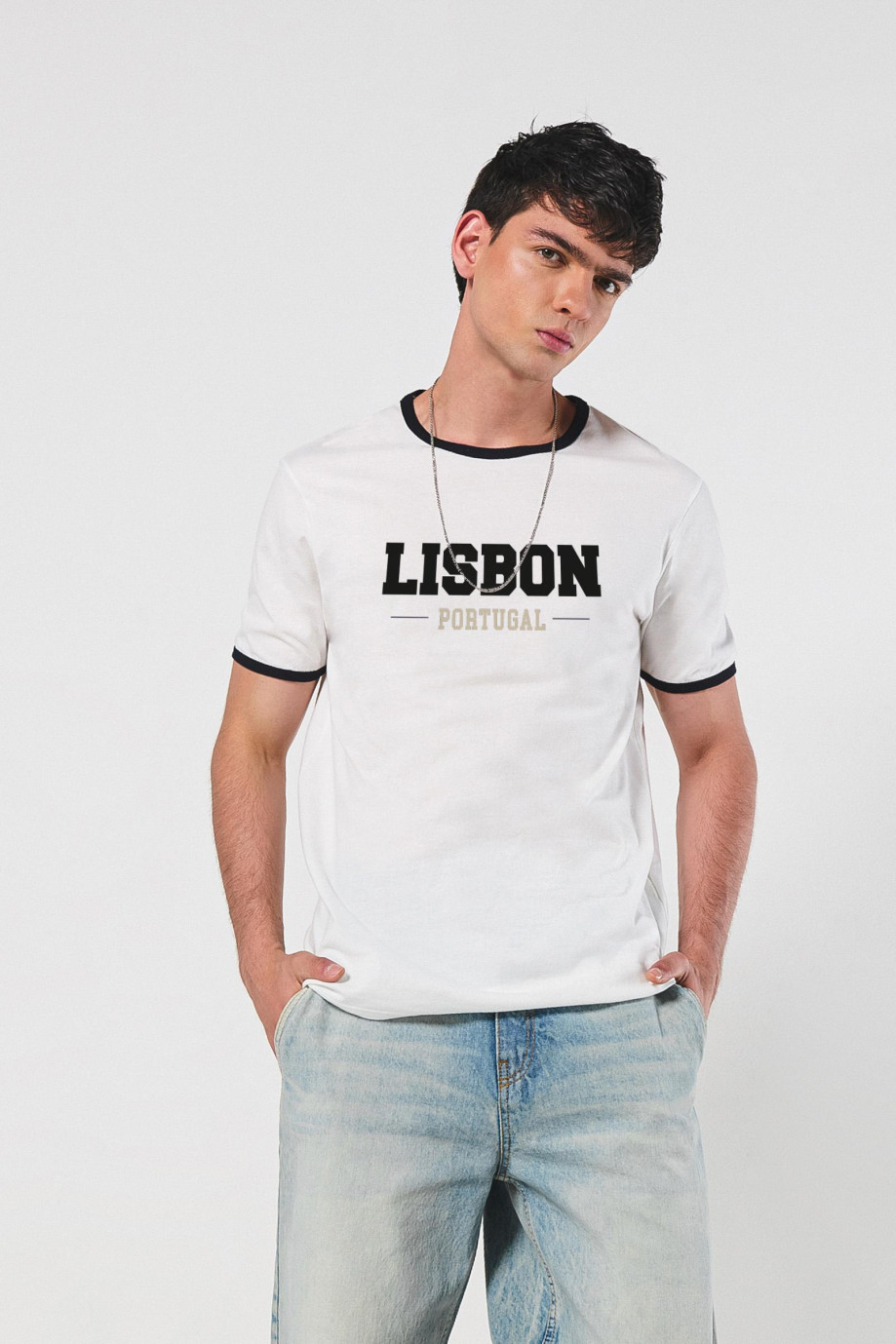 Camiseta con contrastes, arte college unicolor y manga corta