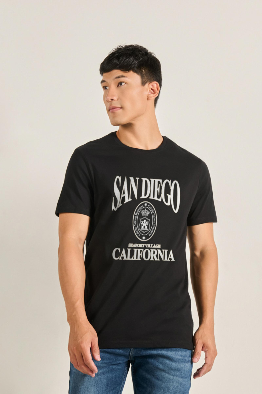 Camiseta unicolor con texto college en frente y manga corta