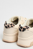 Tenis casuales cremas claros con diseño animal print