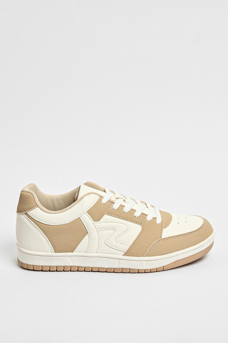Tenis tipo skate, en color crema con contraste kaki.