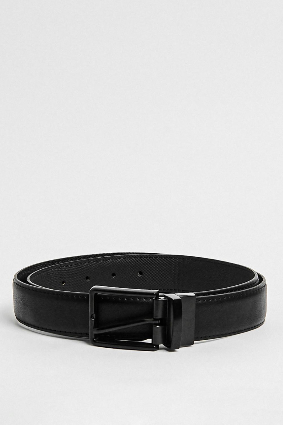 Cinturón negro tipo reversible con hebilla metálica