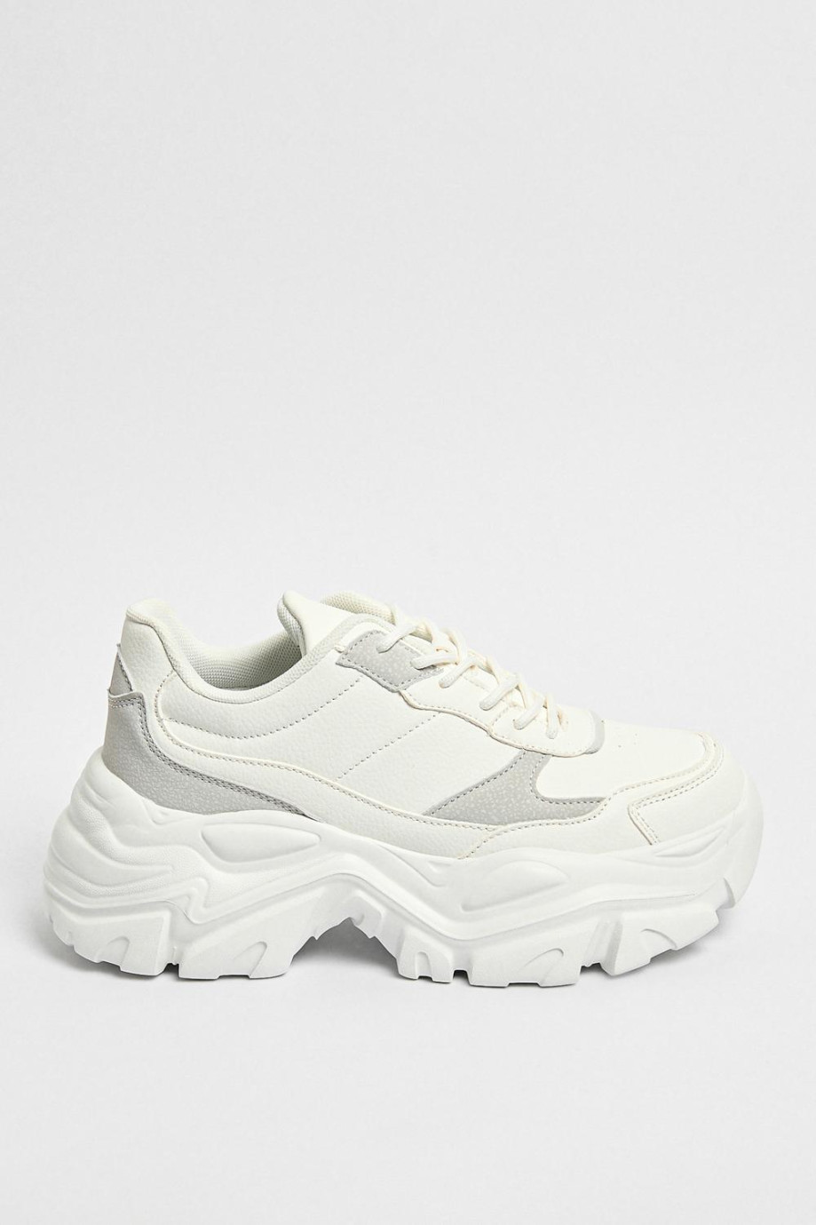 Tenis blancos de plataforma con cortes en contraste