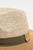 Sombrero de corona dentada en colores kaki con cinta en contraste.