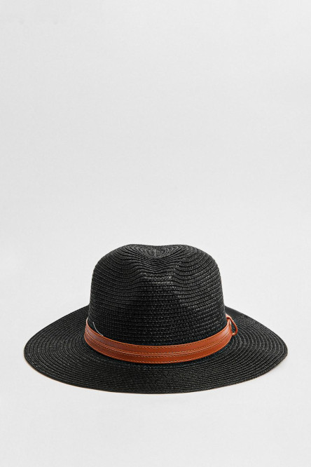 Sombrero en color negro con cinturón camel de adorno.
