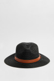 Sombrero en color negro con cinturón camel de adorno.
