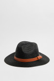 Sombrero en color negro con cinturón camel de adorno.
