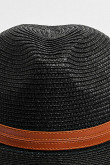 Sombrero en color negro con cinturón camel de adorno.