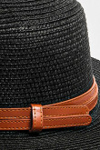 Sombrero en color negro con cinturón camel de adorno.