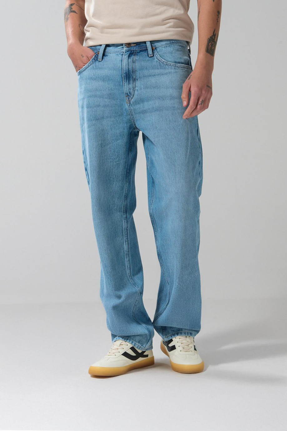 Jean baggy azul claro con bota ancha y tiro medio