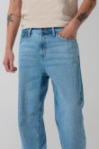 Jean baggy azul claro con bota ancha y tiro medio