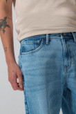 Jean baggy azul claro con bota ancha y tiro medio