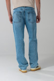 Jean baggy azul claro con bota ancha y tiro medio