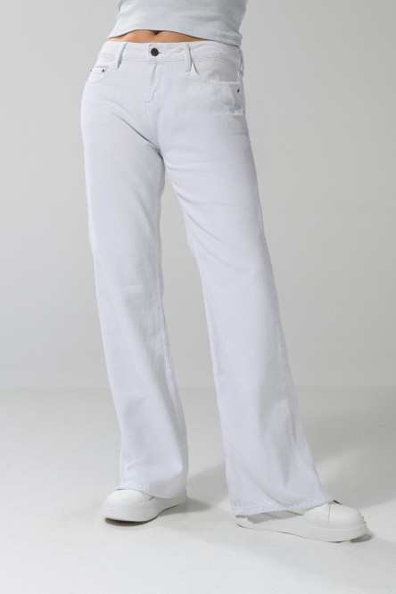Jean flare blanco tiro medio con bota ancha y bolsillos