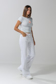 Jean flare blanco tiro medio con bota ancha y bolsillos