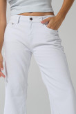 Jean flare blanco tiro medio con bota ancha y bolsillos