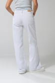 Jean flare blanco tiro medio con bota ancha y bolsillos