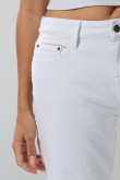 Jean flare blanco tiro medio con bota ancha y bolsillos