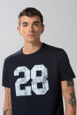 Camiseta unicolor cuello redondo con arte college en frente