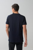 Camiseta unicolor cuello redondo con arte college en frente