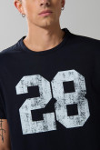 Camiseta unicolor cuello redondo con arte college en frente