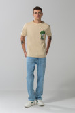 Camiseta kaki clara cuello redondo con arte de Popeye