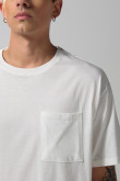 Camiseta unicolor cuello redondo con bolsillo cuadrado