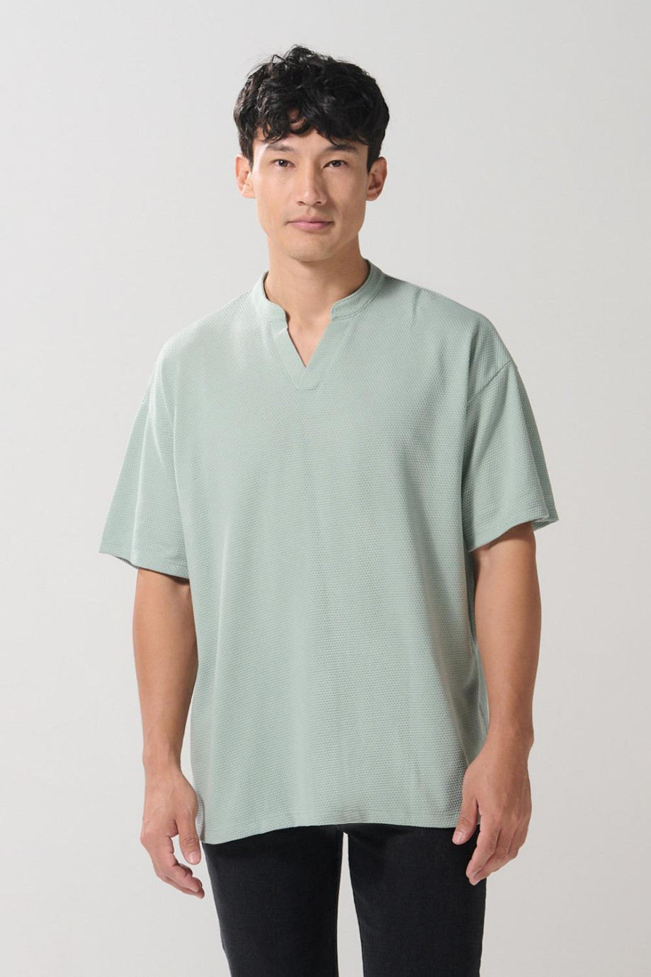 Camiseta unicolor oversize con cuello nerú y texturas