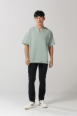 Camiseta unicolor oversize con cuello nerú y texturas