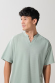 Camiseta unicolor oversize con cuello nerú y texturas