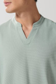 Camiseta unicolor oversize con cuello nerú y texturas
