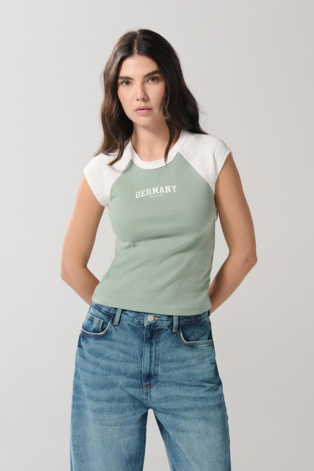 Camiseta crop top en rib verde con estampado college