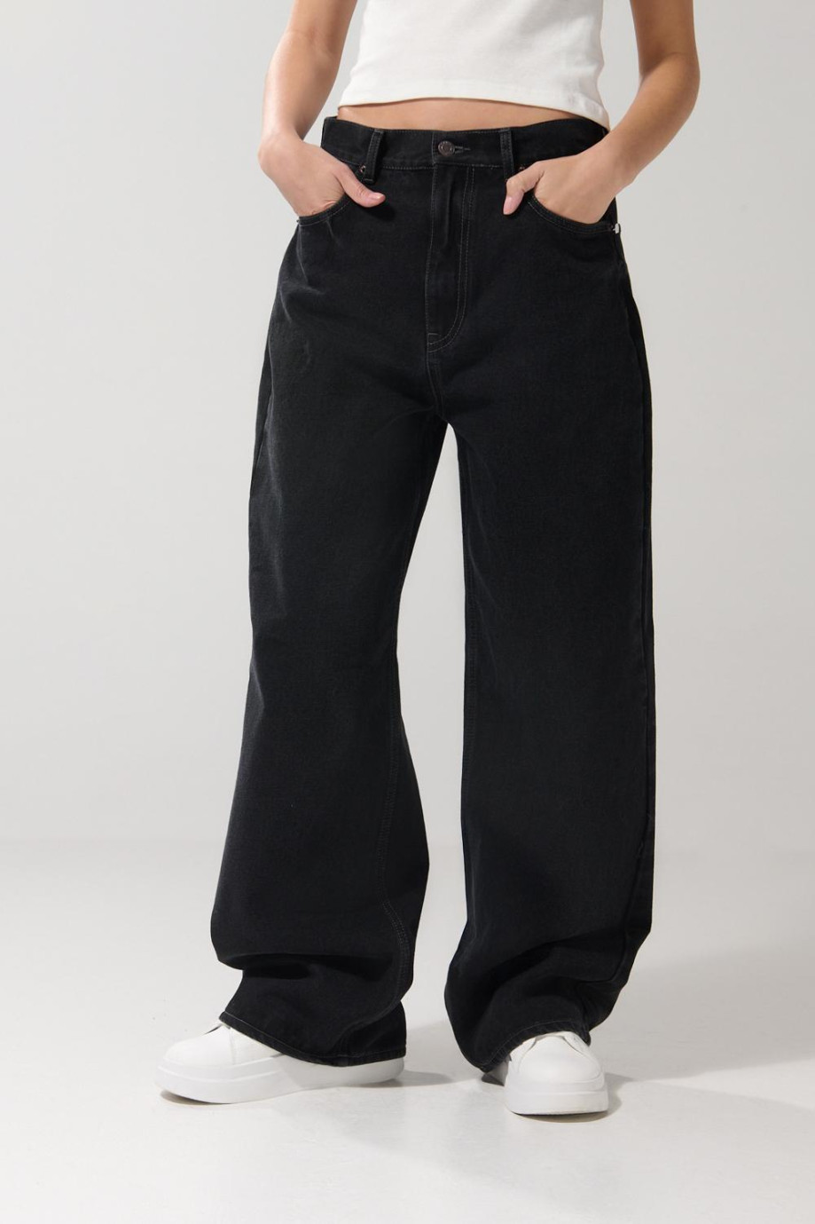 Jean tiro medio baggy gris intenso con bota ancha
