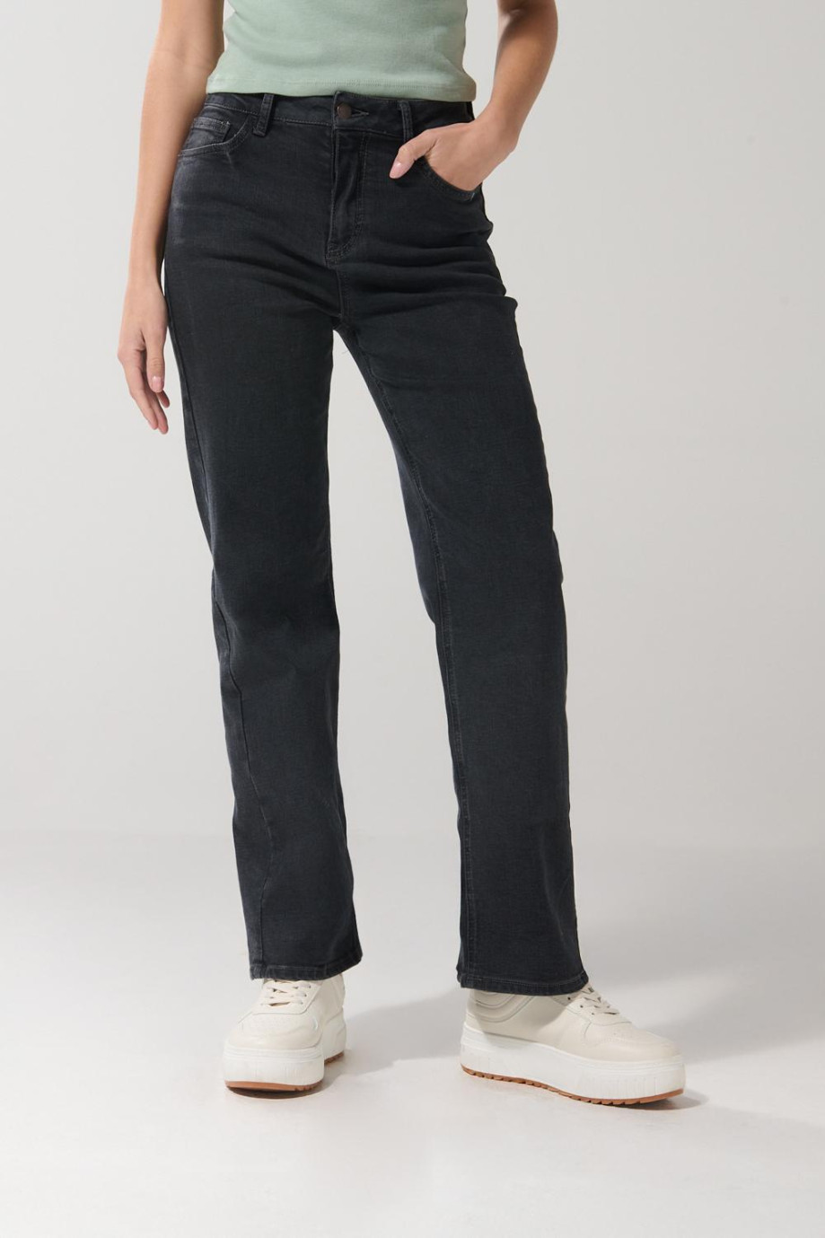 Jean tiro alto straight leg azul oscuro con bota recta