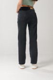 Jean tiro alto straight leg azul oscuro con bota recta