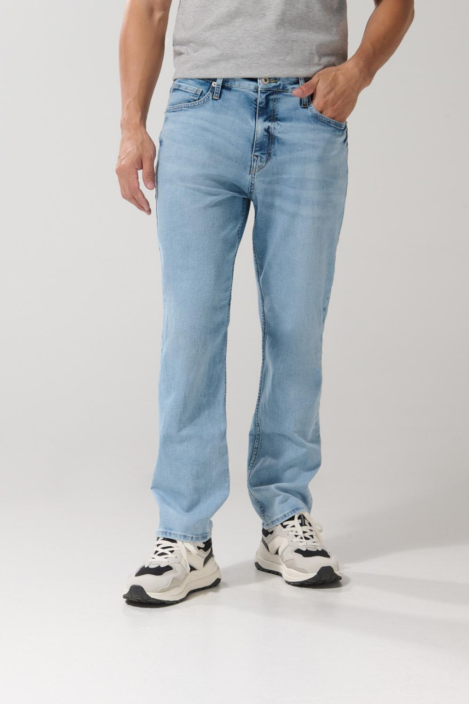 Jean azul claro tiro bajo straight leg con bota recta